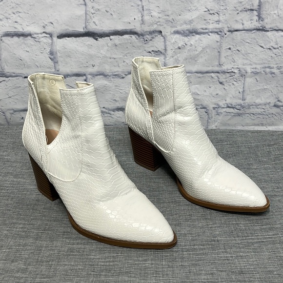 ZBY White Ankle Boots - Picture 1 of 9